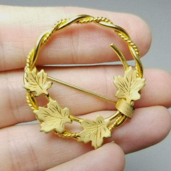 Vintage Yellow Gold Filled Leaf Wreath Circle Brooch, Signed Lapel Pin, Estate - Picture 1 of 7
